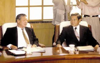 ↑최종현 전(前) SK그룹 회장(왼쪽)이 1996년 전경련 회장단 회의에서 당시 이건희 삼성그룹 회장과 환담을 나누고 있다.