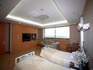 ↑경희대 동서신의학병원 VIP병실 모습