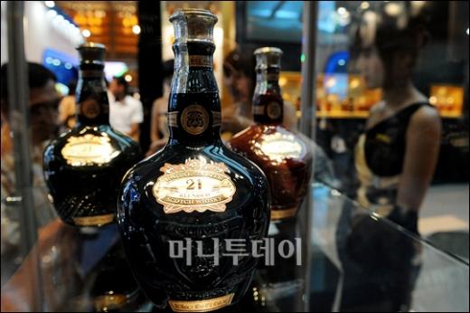 ↑14개국 주한대사들과 우리 소주를 섞어 만든 칵테일로 건배 하는 한상률 국세청장(오른쪽).