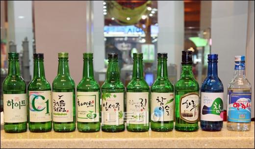 ↑화(花)주를 빗기 시연장을 찾은 관람객들.