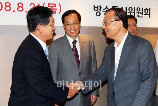 ↑최 위원장과 악수 나누는 SK텔레콤 김신배 사장.