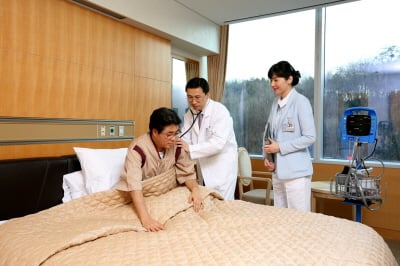 ↑삼성서울병원은 프리미엄 검진 환자들의 경우 의료진이 직접 병실로 방문해 진료해준다.