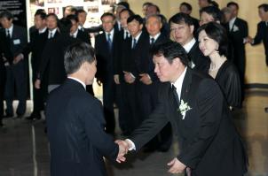 최태원 SK그룹 회장이 26일 서울 워커힐 호텔에서 열린 고 최종현 회장 10주기 추모식 행사장 입구에서 홍선근 머니투데이 대표(왼쪽) 등 손님들을 맞이하고 있다. (바로 뒤가 부인인 노소영 아트센터 나비 관장과 최태원 회장 동생인 최재원 SKE&S 부회장)