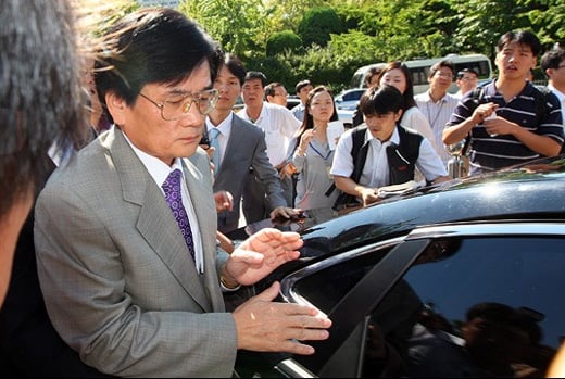 첫 출근하는 이병순 신임 KBS 사장 ⓒ이명근 기자