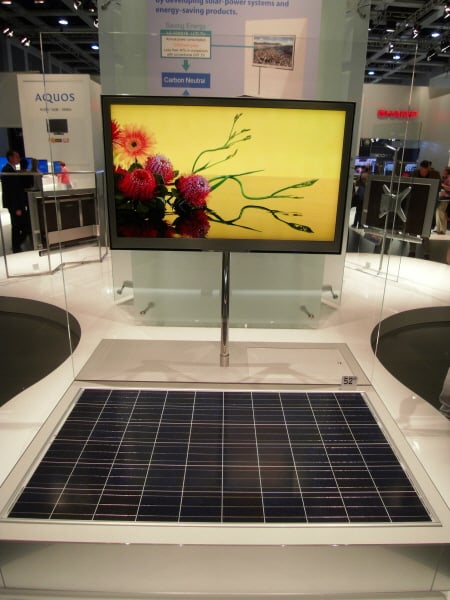▲전기가 아닌 태양전지로 작동하는 샤프의 52인치 LCD TV.