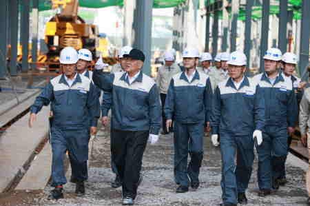 ↑당진 일관제철소 건설현장을 둘러보고 있는 정몽구 회장.