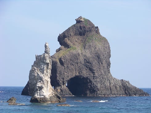 ↑동도와 서도 사이의 촛대바위와 삼형제 굴바위 모습