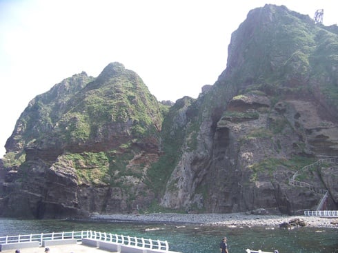 ↑동도에는 길이 80m, 면적 1800㎡의 선착장이 있으며 독도경비대 10여명이 거주하고 있다.