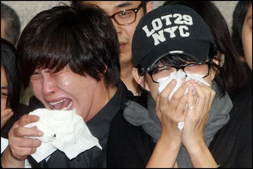 고 안재환의 발인에서 실신한 정선희. 사진=홍봉진 기자 honggga@