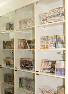 ↑ 정영종 CJ인터넷 대표가 사내 카페에 만든 만화방. 신작부터 고전까지 300여권의 만화책이 빼곡히 꽂혀있다.