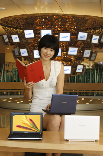 ▲삼성전자는 10.2 인치의 휴대가 편리하면서도 노트북에 버금가는 성능을 갖춘 미니노트북(넷북) 신제품 'NC10'을 출시한다고 21일 밝혔다. ⓒ삼성전자