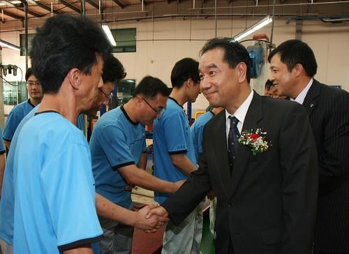 ↑ 19일 오픈기념 행사가 끝난 후 최형탁 사장과 란칭쑹 수석부사장이 현장을 돌며 직원들을 격려하는 모습.