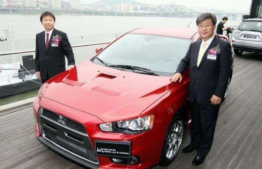 ↑ 미쓰비시 '랜서에볼루션' (왼쪽에서부터 노무라신조 미쓰비시 상품개발팀 이사, 최종열 미쓰비시 한국판매법인 MMSK(주) 대표)