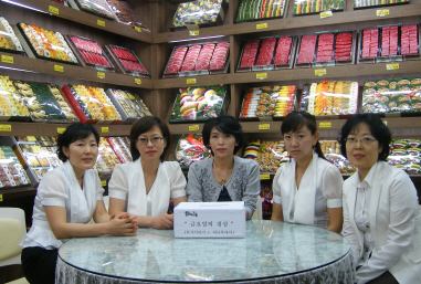 ▲ '금요일의 점심' 행사에 참여한 박미서 대표(가운데)와 직원들.