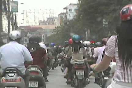 ↑ 베트남 하노이 시내 모습. 오토바이들이 도로를 가득 메웠고, 매연으로 도심 전체가 뿌옇다.