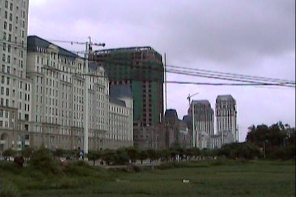 ↑ 베트남 하노이시 투리엠(TU Liem) 구역 모습. 고층 빌딩들이 들어서 있다.