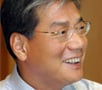 ↑ 29일 KB금융지주 출범을 기념하는 현판식에 황영기 회장(왼쪽에서 두번째)을 비롯한 경영진들이 참석했다.