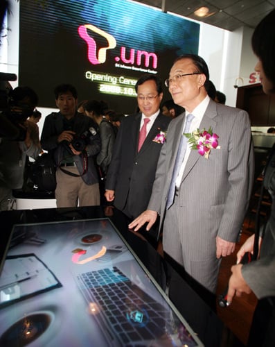 ▲ SKT 1층에 오픈한 '티움' IT스타벅스 매장에서 유비쿼터스 테이블을 통해 커피를 주문하고 있는 최시중 방송통신위원장.