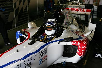 ↑A1그랑프리에 출전한 한국대표 'A1팀코리아'의 머신('독도는 한국땅'이라는 문구가 뒤에 새겨져있다)