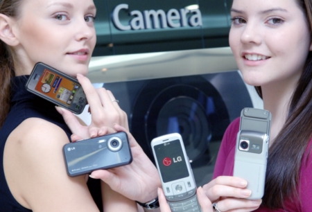 ▲LG전자가 내놓은 풀터치스크린 방식의 800만 화소 카메라폰 '르누아르'(LG-KC910)과 슬라이드 방식의 800만 화소 카메라폰 'LG-KC780'.