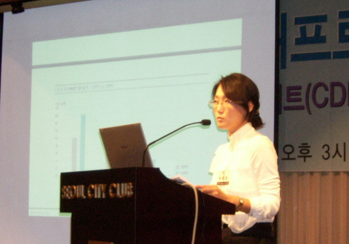 ↑ 박유경 아시아지속가능투자협회(ASRIA) 연구원이 국내 16개 기업의
탄소경영 정보를 담은 'CDP한국보고서'에 대해 설명하고 있다.