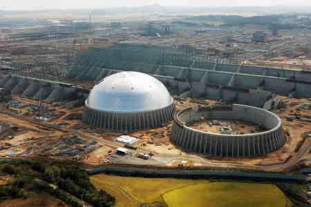 ↑현대제철 당진 일관제철소 건설현장의 원형 원료저장소 모습.