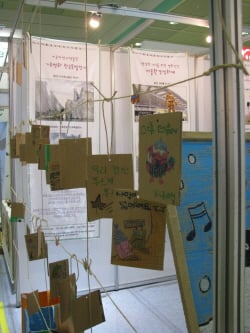 ↑ 환경재단 부스에, 재생 종이에 적은 
지구를 지키자는 내용의 호소문이 걸려
있다.