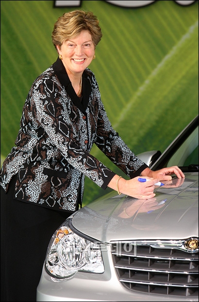 ↑ 21일 오후 서울 크라이슬러 용산전시장에서 열린 신차 '세브링 터보 디젤' 발표회에 참석한 캐슬린 스티븐스 신임 주한 미국대사가 친필로 축하 메세지를 적고 있다. ⓒ이명근 기자