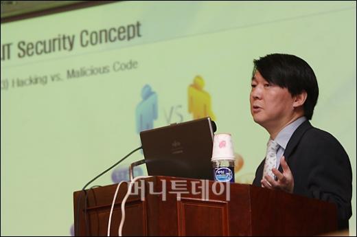 안철수 KAIST 교수는 24일 본지가 주최한 '네트워크 시큐리티 페어 2008'에서 국가별 기업별 조직별로 사이버 위협에 대응하는 보안정책을 마련해야 한다고 강조했다.
 ⓒ임성균 기자 tjdrbs@