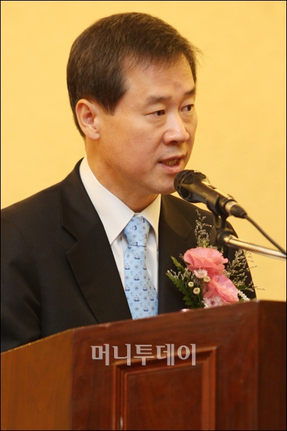 홍선근 머니투데이 대표는 개회사에서 "이번 세미나를 통해 기업 기관들이 인터넷 보안의 중요성을 인식하는 계기가 되기를 바란다"고 말했다. 
ⓒ임성균 기자 tjdrbs@