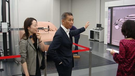 ↑지난 21~23일 나가노코지 프로젝트 디자인 디렉터가 한국기자들을 디자인센터로 초청, 설명하고 있다.(사진 가운데)