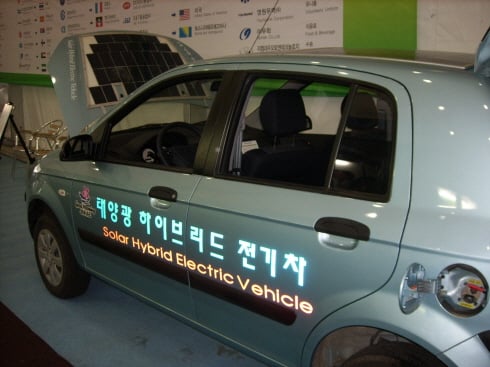 ↑ CT&T사가 선보이는 태양광 하이브리드 전기차