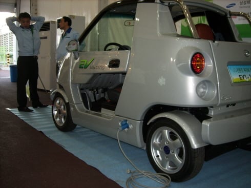 ↑ CT&T사가 내놓은 플러그인 방식의 전기자동차. 전기만 사용해서
움직인다는 점에서 하이브리드 자동차와 차이가 있다.
