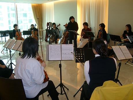 ▲기악 강좌를 듣고 있는 현대백화점 문화센터 수강생들