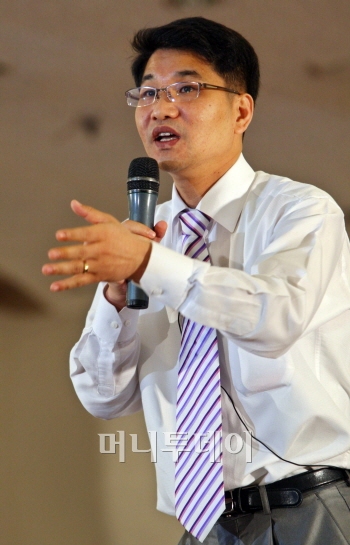 ↑1일 전경련회관에서 열린 MTN 주최 김동섭소장 투자설명회에 400여명 몰려 대성황을 이뤘다. 사진=이명근 기자