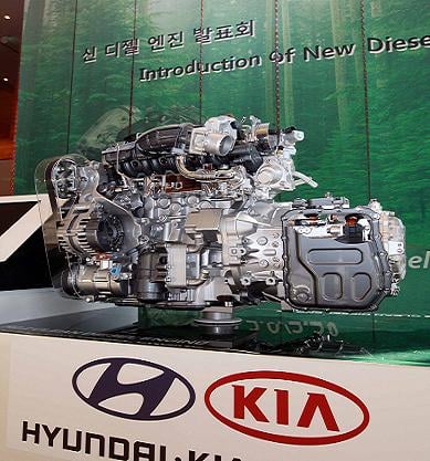 ↑현대·기아차가 4일 경기도 화성시 롤링힐스에서 열린 ‘환경 친화형 신디젤 엔진 기술 국제 심포지엄’에서 국내 최초로 유럽의 환경규제인 유로5 기준을 만족시키는 차세대 승용디젤엔진인 R엔진을 공개했다.