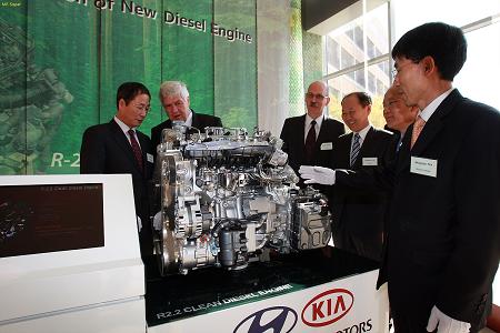 ↑지난 4일 현대기아차의 신디젤 'R'엔진 발표현장에서 현대기아차 임원들과 보쉬코리아 관계자, 학계 및 정부관계자가 참석해 'R'엔진을 둘러보고 있다.