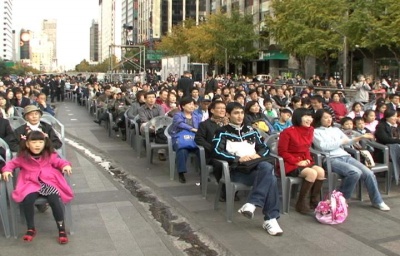 ⓒ봉하성 MTN PD/ 청계광장의 객석과 주변을 가득 메운 관람객들