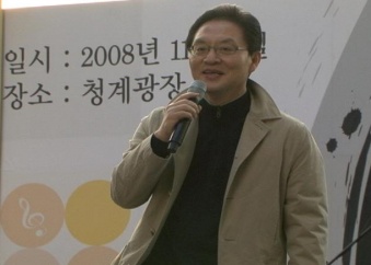 ↑노래하는 정두언 국회의원