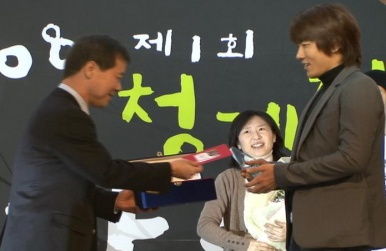 ⓒ봉하성 MTN PD/ 홍선근 머니투데이 사장의 시상 광경