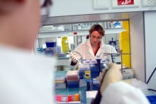 ↑ 사노피-아벤티스는 바이오의약품 생산과 관련 다른 기업과 전략적 제휴를 적극적으로 맺을 계획이다.