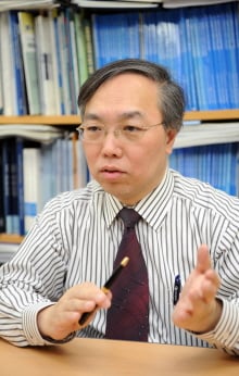 ↑ 정 교수는 "중국과 인도와 임상시험분야에서 경쟁하기 위해서는 질적인 발전이 이뤄져야 한다"고 말했다.