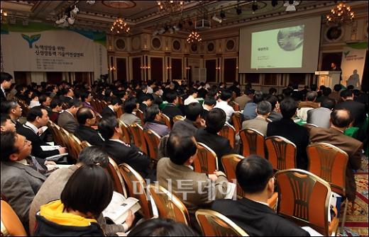 ↑지식경제부와 머니투데이가 주관한 '녹색성장을 위한 신성장동력 기술이전 설명회'에서 참석자들이 발표내용을 경청하고 있다. ⓒ사진=임성균 기자