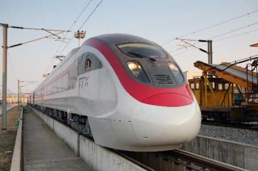 ↑ 틸팅열차는 친환경 전기차량의 대명사다. 지난해 4월 충북선 본선에서 시운전한 한국형 틸팅열차.