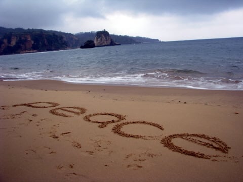 ↑ 이리오모테섬 투두하리 해변에서 한 참가자가 '평화'를 뜻하는 'Peace'라는 글자를 적어놓은 모습