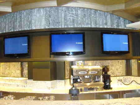 ↑셀레브리티 솔스티스호 내 카지노바에 설치된 삼성 LCD-TV 모니터