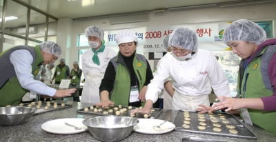 ↑현정은 회장(맨 가운데)이 11일 계열사 사장단, 신입사원 등 임직원 40여명과 함께 경기도 소재의 장애인 재활센터 '위캔'에서 장애인들과 함께’사랑의 과자’를 만드는 등 ‘사랑나눔 행사’를 펼쳤다.

사진은 맨좌측 현대그룹 전략기획본부 하종선 사장, 좌측 세번째 현정은 회장, 맨우측 신입사원 김하나씨