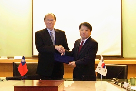 ▲김운섭 삼성전자 부사장(오른쪽)과 리우 차오카이 브이맥스텔레콤 회장이 모바일 와이맥스 상용장비 공급 계약을 체결하고 악수를 나누고 있다.