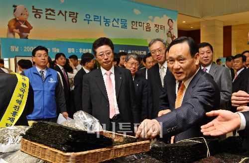 이팔성 우리금융 회장이 19일 오전 서울 회현 우리은행 본점에서 농촌경제 활성화의 일환으로 열린 '농촌사랑 우리농산물 한마음 장터'에 참석해 직원들과 장을 보고 있다. /이명근 기자