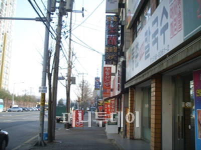 ↑ 생산라인이 멈춘 GM대우 부평공장 인근의 식당가가 한산하다. ⓒ최석환 기자